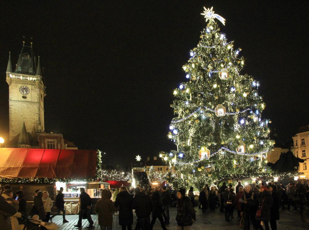 Vánoční strom na trzích na Staroměstkém náměstí (foto: Wikimedia Commons)